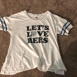 This is a let’s love bees shirt 🐝!